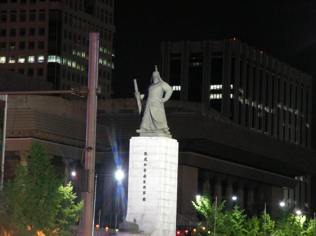 李舜臣（イ・スンシン）将軍の銅像<世宗路>　2008年撮影